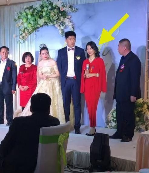 「最年輕婆婆」走紅,新娘眼神全是委屈 親家母好難堪,網友:來搶風頭的!