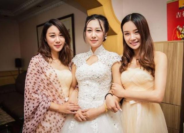 「最年輕婆婆」走紅,新娘眼神全是委屈 親家母好難堪,網友:來搶風頭的!