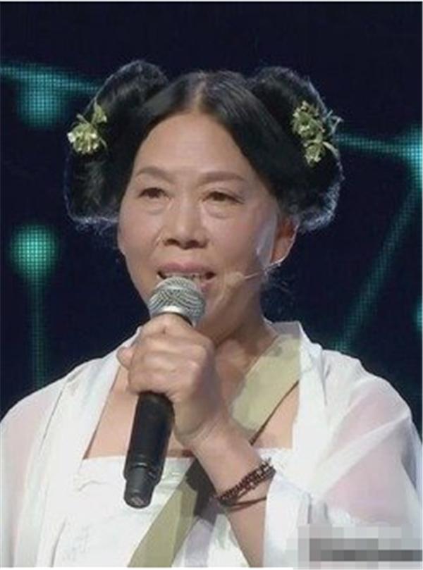 她本是农村大妈,被星爷看中成为「星女郎」 片酬暴涨坐拥千万家产