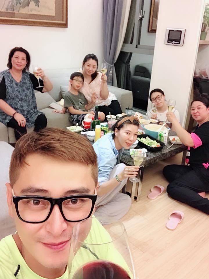 陈冠霖自曝「拍戏再忙也要回家」想变成超人 宠妻儿有一套:「跪下就对