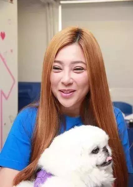 「抛下落难百亿前夫」和小11岁80亿豪门公子交往