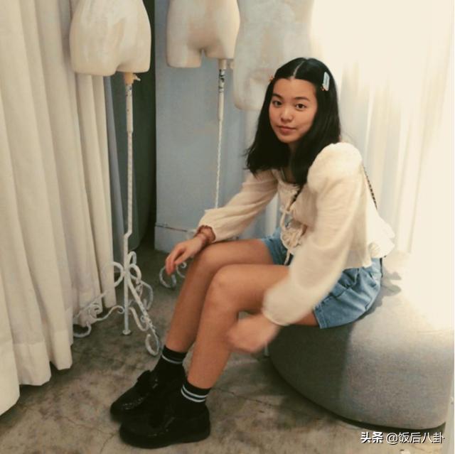 相比追逐名牌的其他星二代,钟嘉晴的打扮未免太朴实接地气.