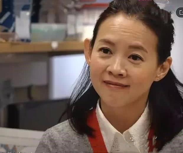 曾志伟的大女儿46岁了,不结婚不生孩子,皱纹疯长越老越像爸爸!