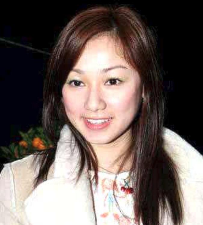 洪金宝韩国前妻,为他守身至今,生的4个孩子如今个个都成龙成凤!