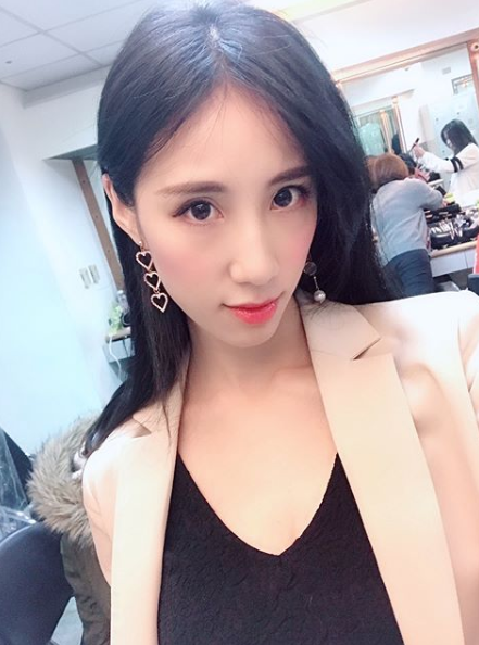 艺人瑶瑶(黄乔歆)自节目《我爱黑涩会》出道,近年转型为通告艺人,由於