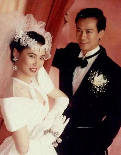 72岁郑少秋和结缡30年妻子「同框像父女」差距好大