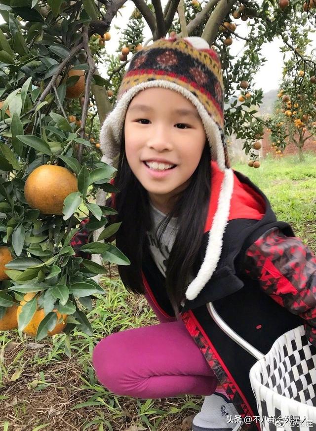 张庭和女儿的合影,也是一点都不像.