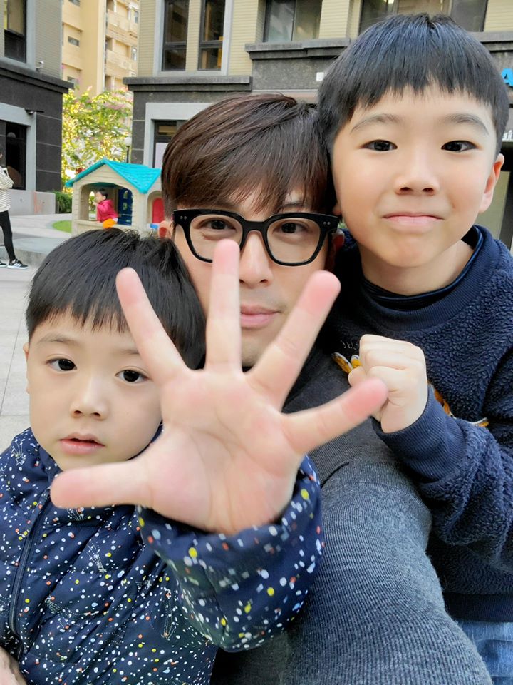 黄少祺春假带全家出游「为防疫忙翻夫妻俩」尽兴就值得 带2宝「玩卡丁