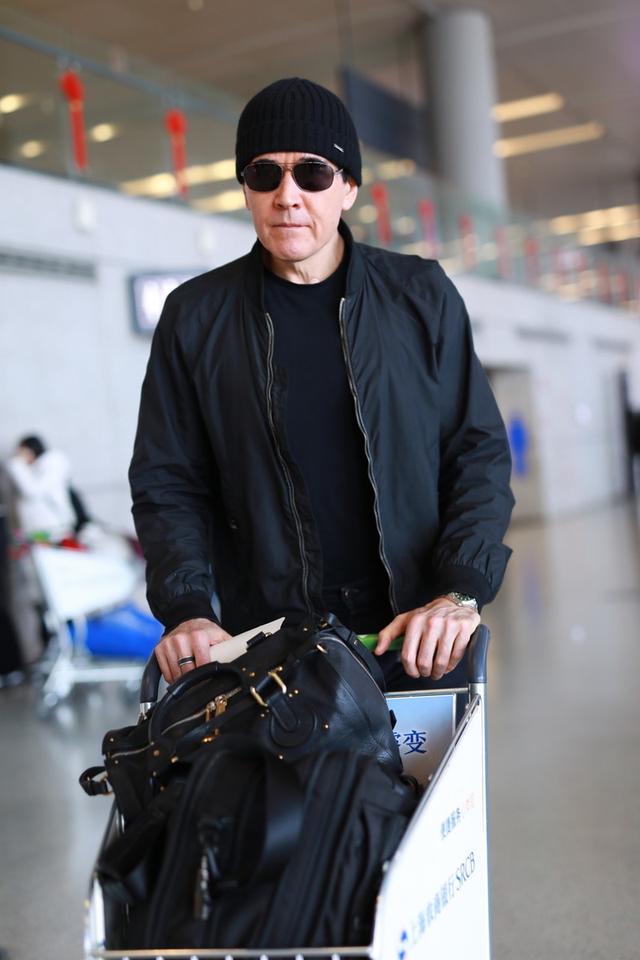 60岁费翔「帅气黑衣现身机场」霸气十足 墨镜配针织帽「牛仔裤藏不住