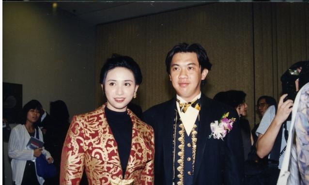 有港媒报导,其实胡家骅三年前就入院治疗,治疗完后身材变得消瘦了很多