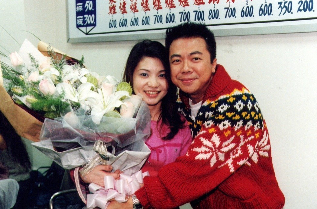 之后传出罗若云恋上孩子的乾妈,两人大谈女女恋,董至成听闻后